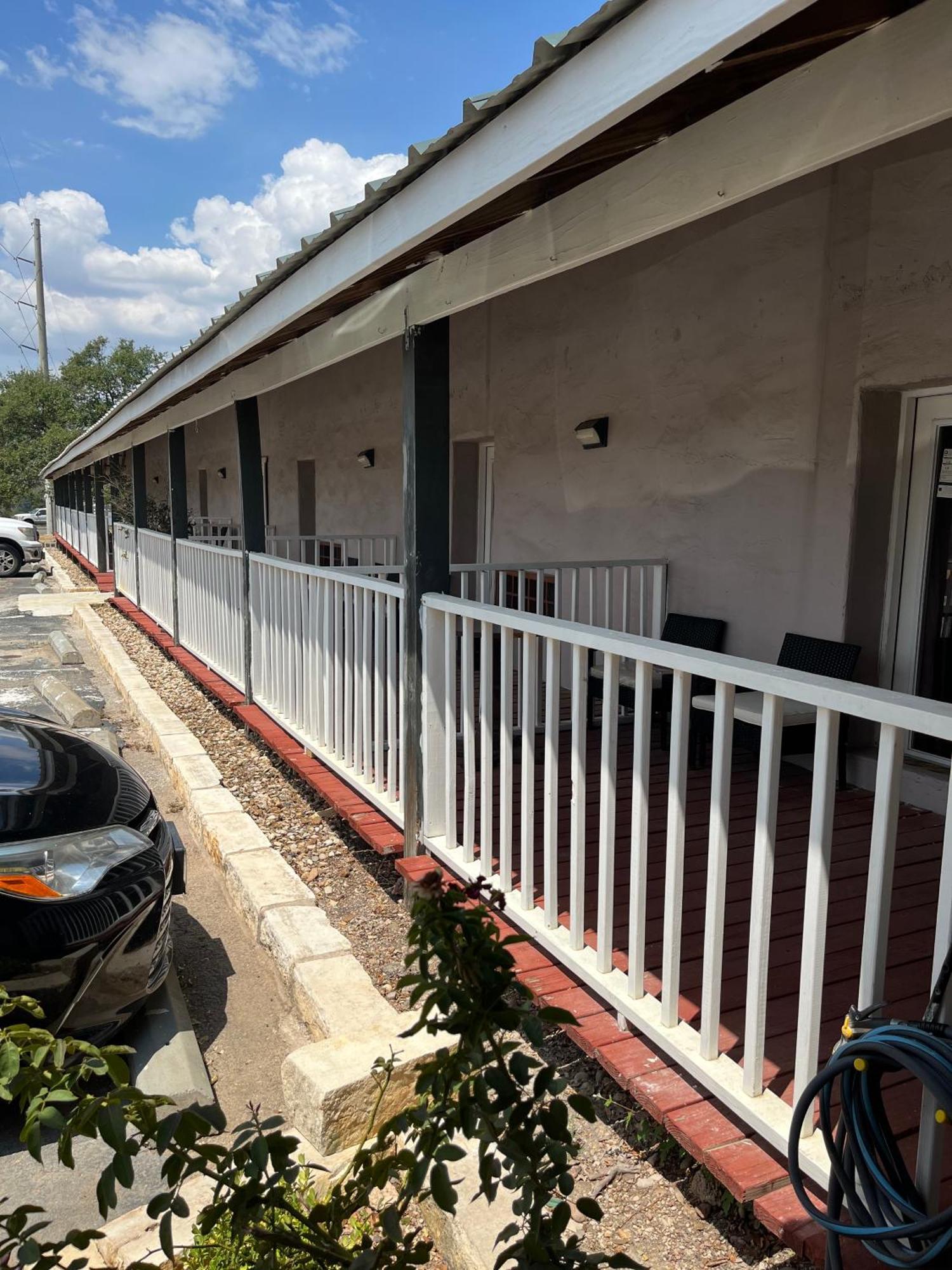 Outpost Motel Dripping Springs Exterior photo